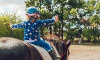 Lille pige på hesteryg