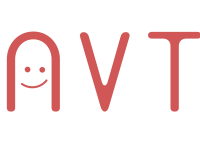 Logo med røde bogstaver, AVT. A'et ligner et smilende ansigt.