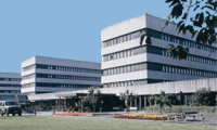 Billedet viser en stor hospitalsbygning.