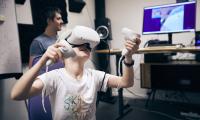 Dreng med VR-briller til test