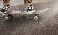 skateboard med fødder på
