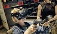Dreng med VR-briller på testes i lydstudie sammen med forsker