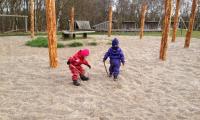 Børn leger på legeplads