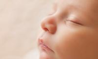 Nyfødt baby med lukkede øjne